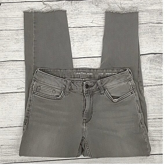 Calvin Klein Jeans Gray Frayed Hem Ultimate Skinny Cropped Ankle Jeans Size 6 - Picture 1 of 4